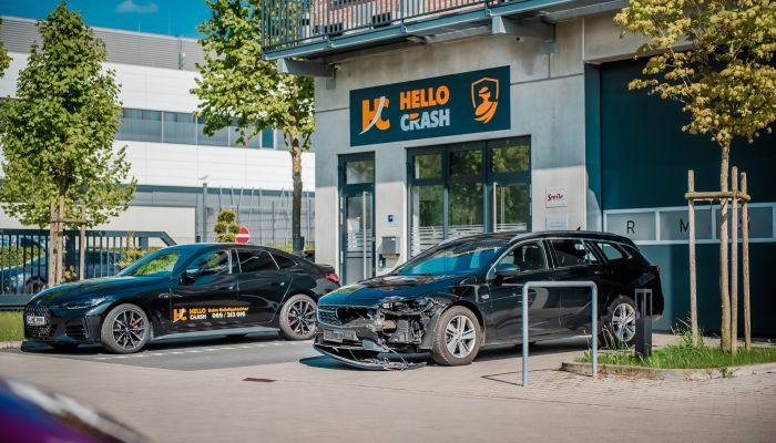 Beschädigtes Auto nach Verkehrsunfall in Frankfurt – Grundlage für ein Unfallgutachten