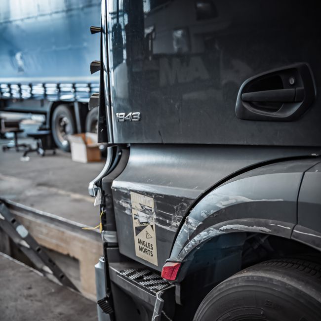 Stark beschädigtes Auto nach Unfall – Begutachtung durch KFZ Gutachter in Frankfurt