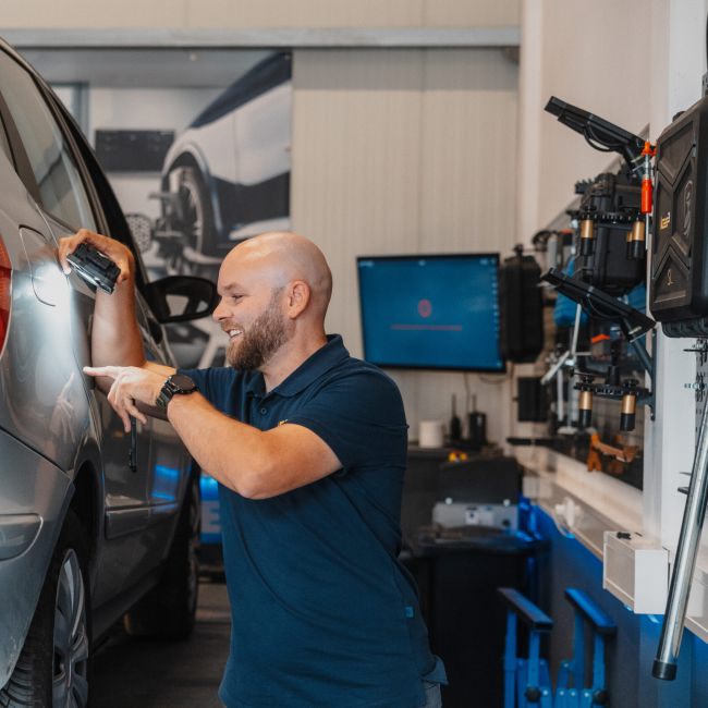 Unfall Gutachter in Frankfurt – Fachkundige Einschätzung  Wenn Sie in einen Autounfall verwickelt sind, kann es schwierig sein, den Umfang des entstandenen Schadens selbst einzuschätzen. Hier kommt der Unfall Gutachter Frankfurt ins Spiel. Unsere erfahrenen Gutachter helfen Ihnen dabei, eine genaue Bewertung Ihres Unfalls zu erstellen. Auf Basis unserer umfassenden Analyse und moderner Technologie können wir den Schaden objektiv bewerten und eine passende Bewertung für Ihren Unfall erstellen. Vertrauen Sie unserem Fachwissen und unserer Seriosität, um eine gerechte Entschädigung für Ihren Unfall zu erhalten. Kontaktieren Sie uns noch heute und lassen Sie uns Ihnen helfen.