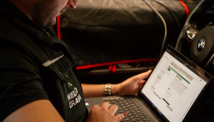 Ersatzverglasung an PKW und Nutzfahrzeug – Reparatur von Front-, Seiten- und Heckscheiben