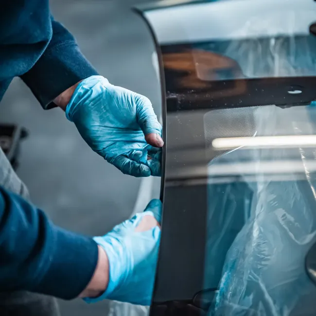 Fachgerechte Reparatur und Austausch beschädigter Fahrzeugverglasung bei PKW und Nutzfahrzeugen